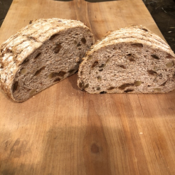 NOTEN EN ROZIJNEN BROOD